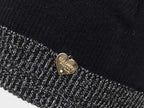 Dettaglio cuoricino - cappello da donna con risvolto di lurex argento