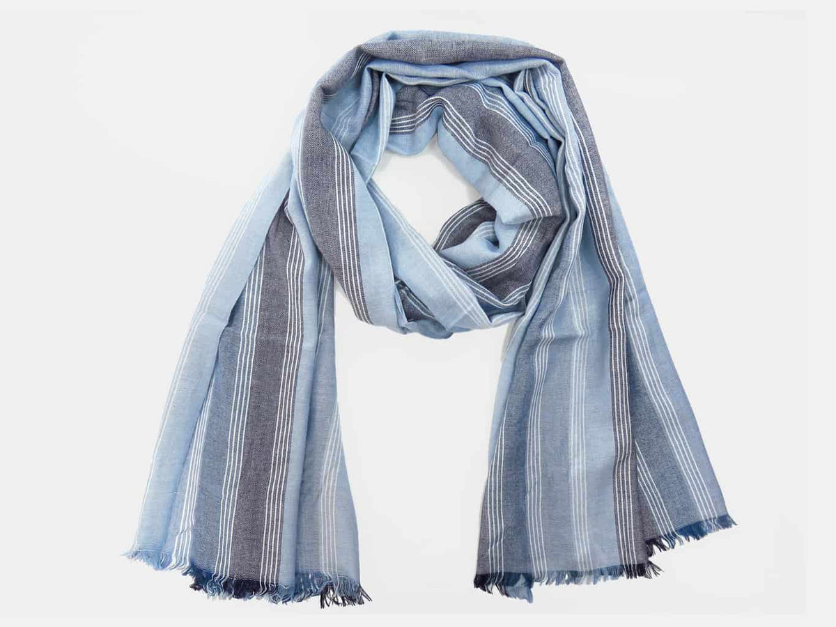 Modello - Sciarpe primaverili estive - sciarpa foulard toni blu a righe fini