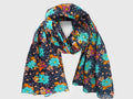 Modello - Sciarpe primaverili estive - sciarpa pareo a fiori multicolor su fondo blu