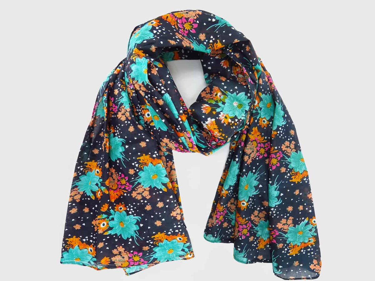 Modello - Sciarpe primaverili estive - sciarpa pareo a fiori multicolor su fondo blu