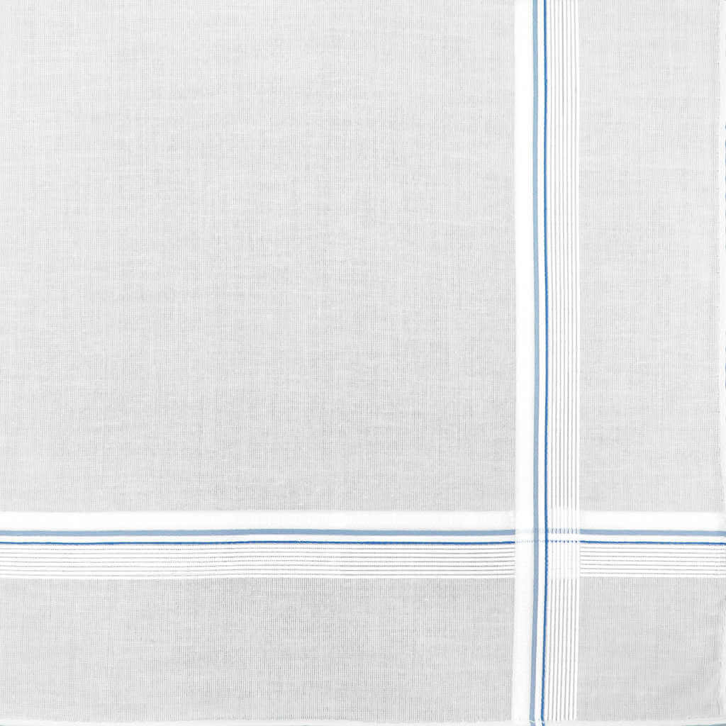 Variante azzurra - fazzoletto di cotone da uomo bianco con sottili righe di raso incrociate