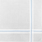 Variante azzurra - fazzoletto di cotone da uomo bianco con sottili righe di raso incrociate