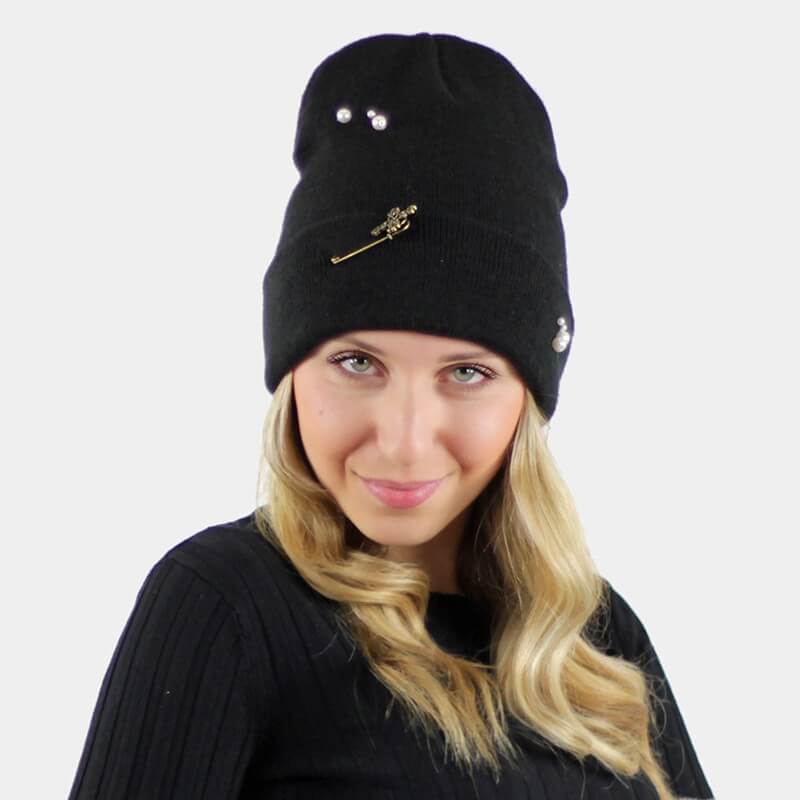 "Beanie" con perle e spilla