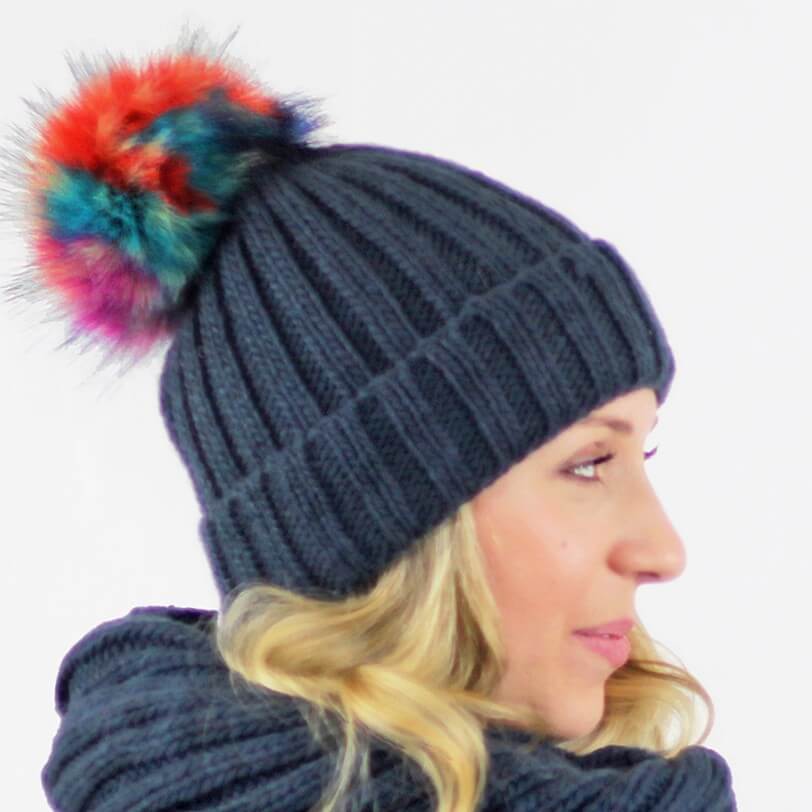 Cappello con pompon multi-color in ecopelliccia - Colombo Milano 1911 - blu