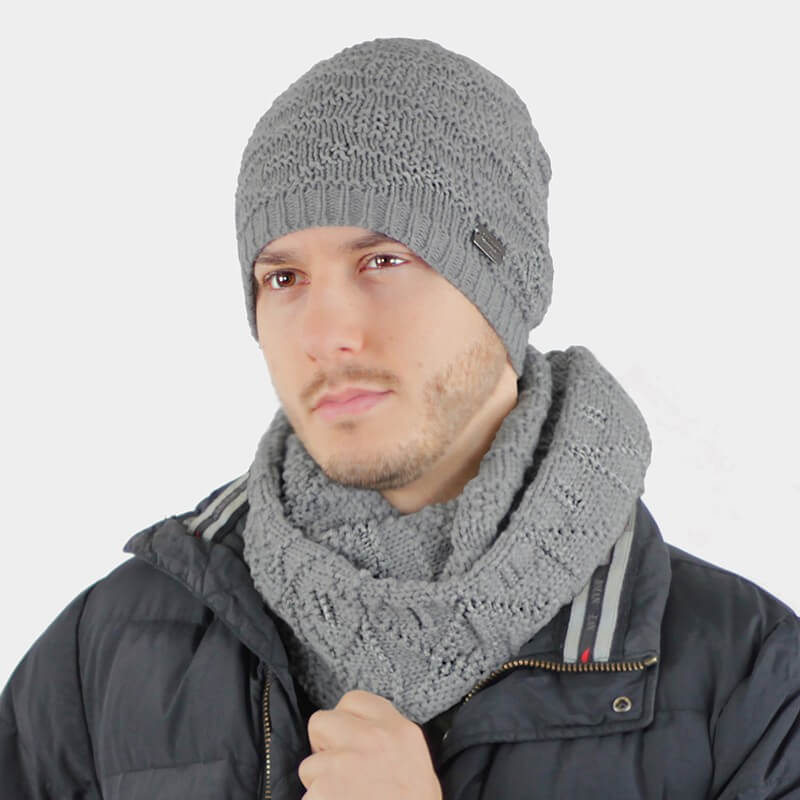 Cappello e sciarpa con lavorazione a stelle in rilievo
