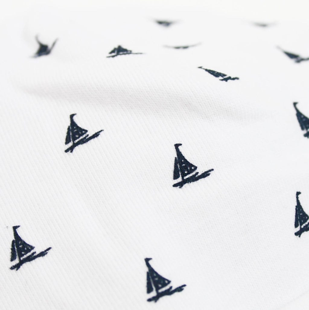 Dettaglio Sailing - berretto neonato bianco con barchette blu