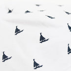 Dettaglio Sailing - berretto neonato bianco con barchette blu