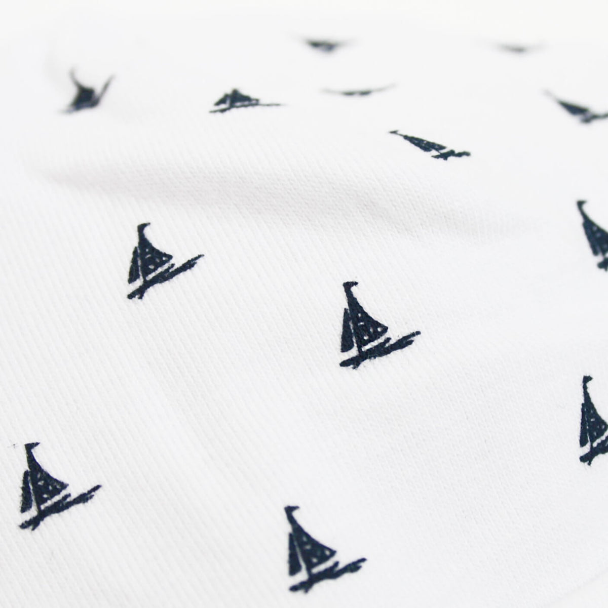 Dettaglio Sailing - berretto neonato bianco con barchette blu