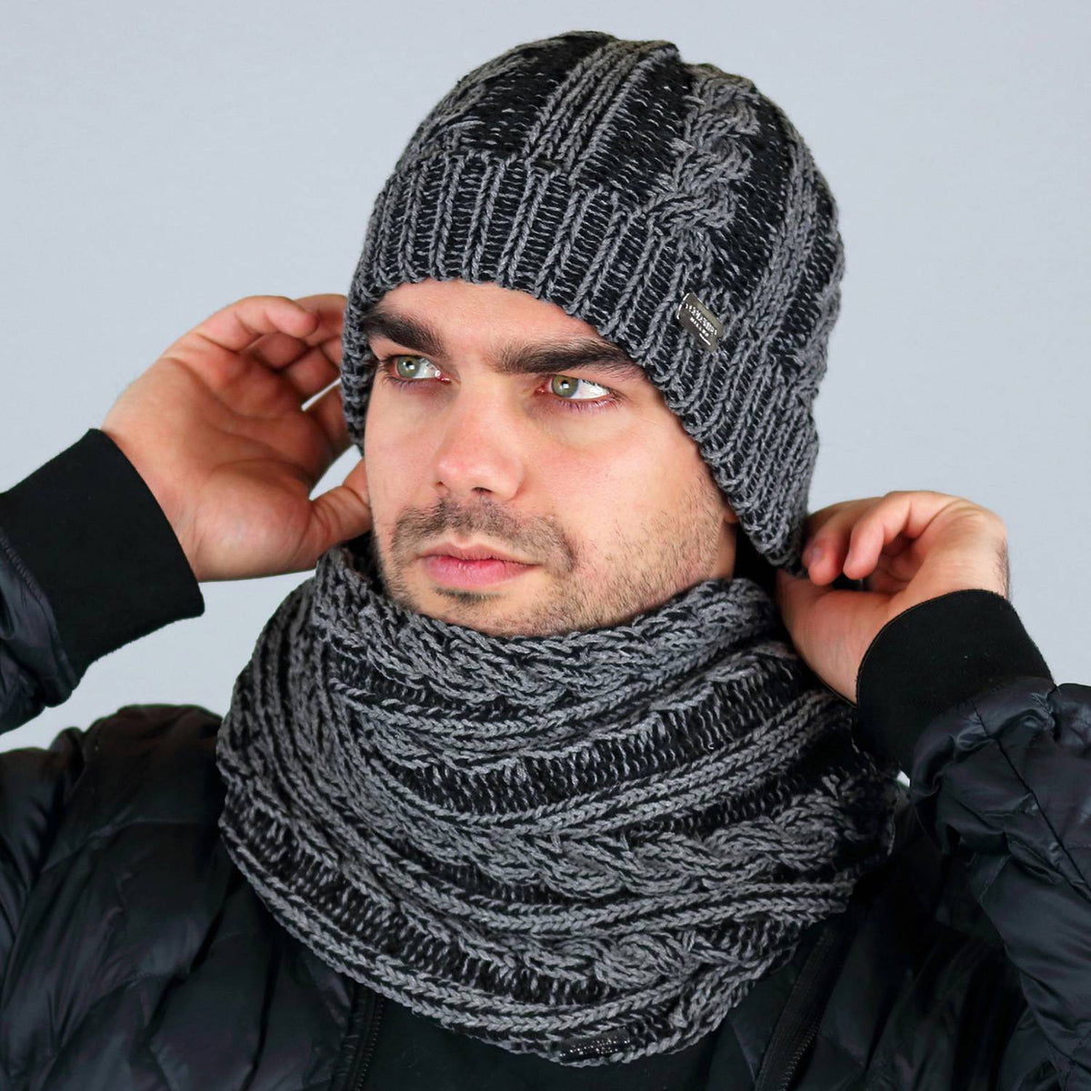 Cappello e sciarpa bicolor a trecce da uomo - nero