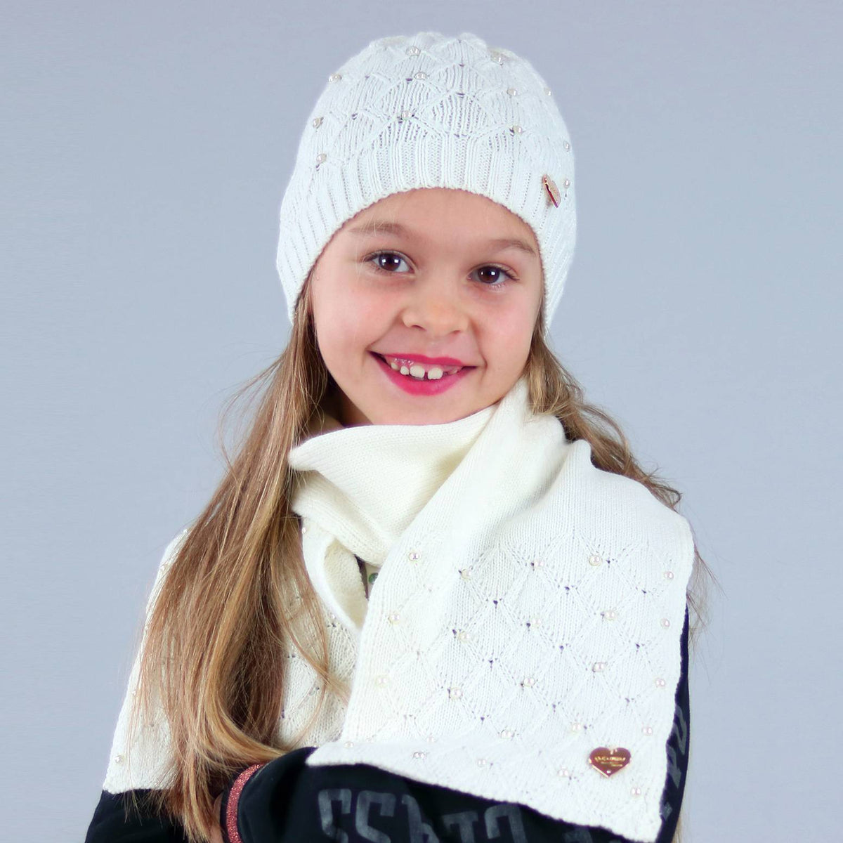 cappello e sciarpa a rombi con perle applicate da bambina