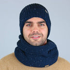 Cappello e sciarpa ad anello bottonati blu
