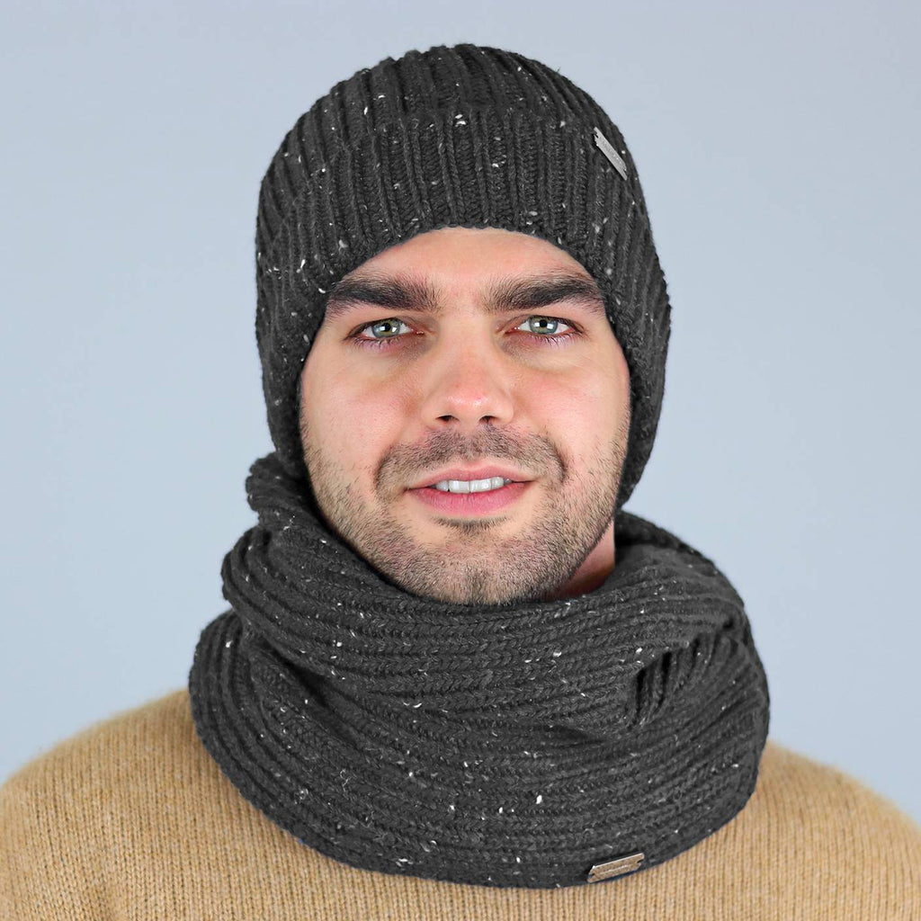 Cappello e sciarpa ad anello bottonati
