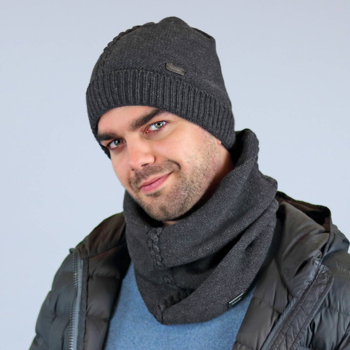 Cappello e scaldacollo con treccia centrale