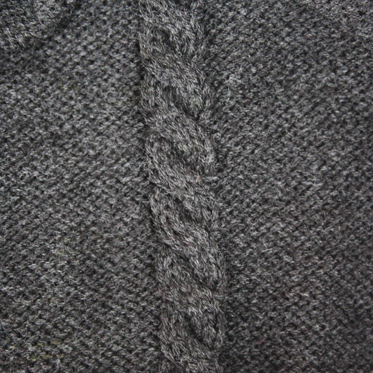 Cappello e scaldacollo con treccia centrale