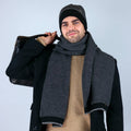 Cappello e sciarpa da uomo a nido d'ape