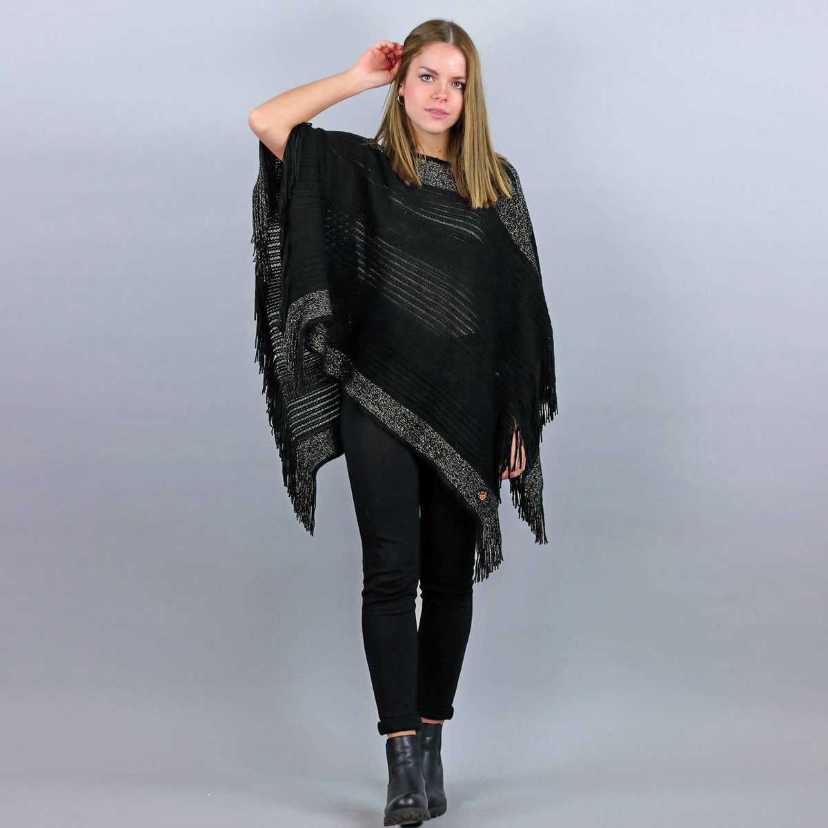 Poncho da donna con fasce di lurex oro e frange nero