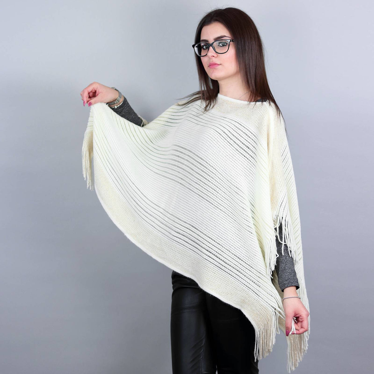 Poncho da donna con fasce di lurex oro e frange panna