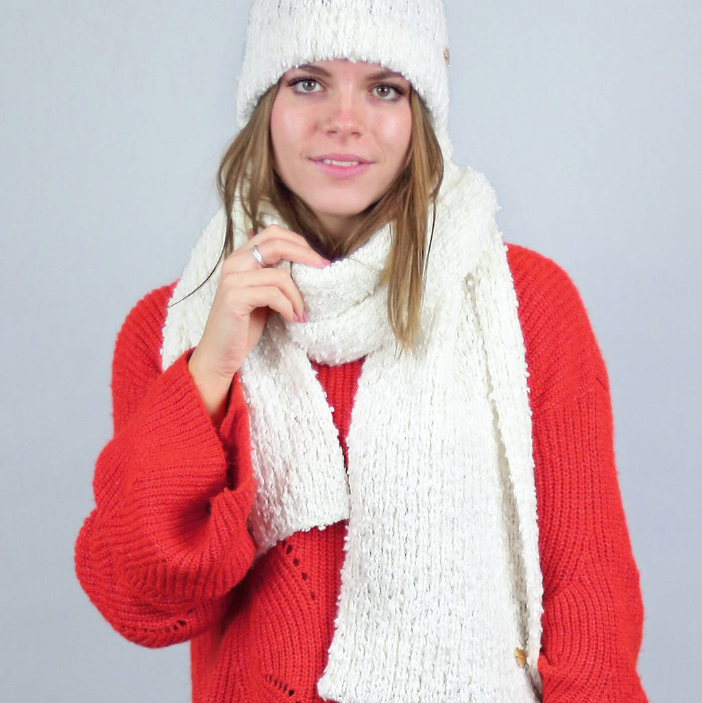 Cappello e sciarpa bouclé panna dettaglio