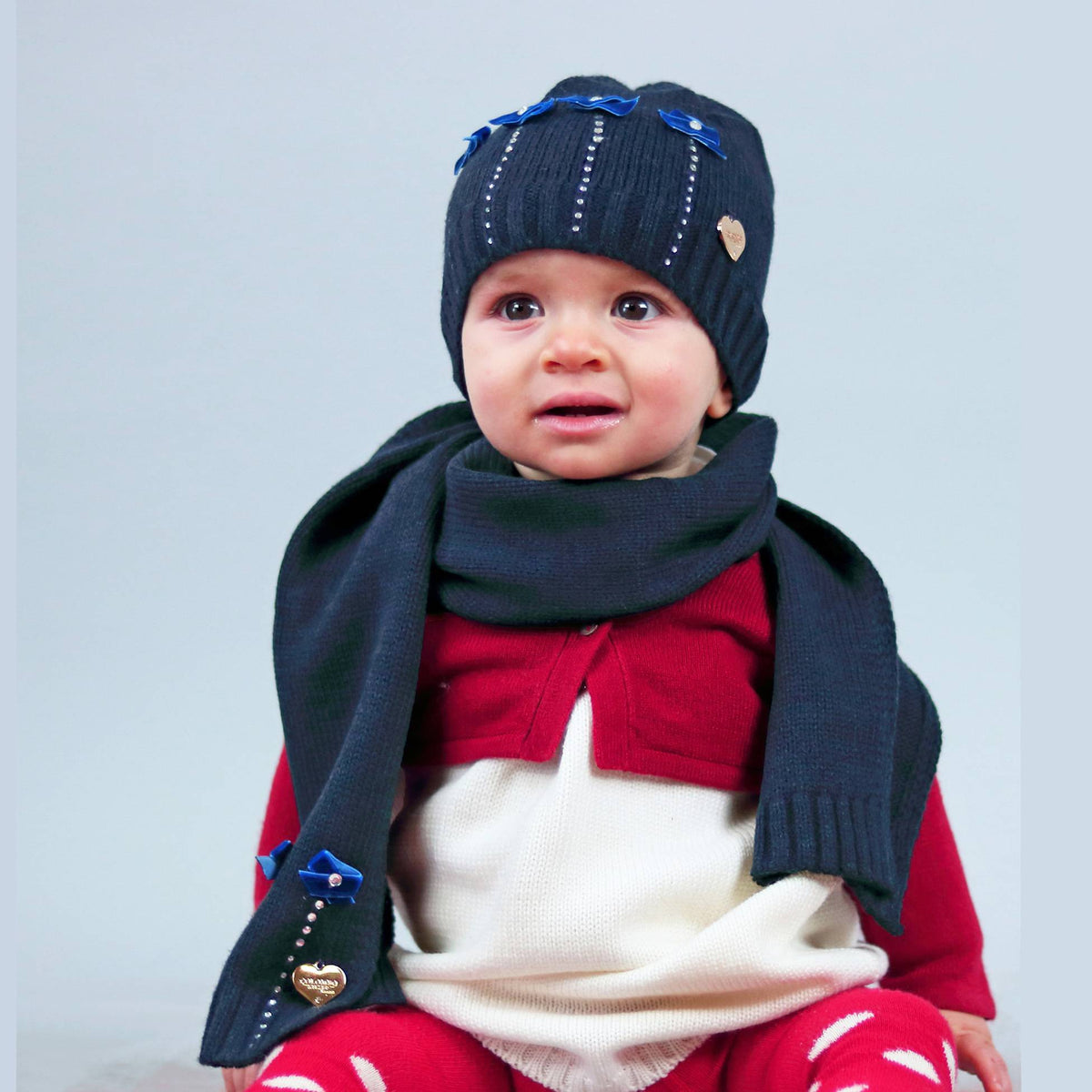 Cappello e sciarpa con strass e fiocchi di velluto 4/18m