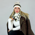 Cappello e sciarpa ad anello rigati con lurex oro
