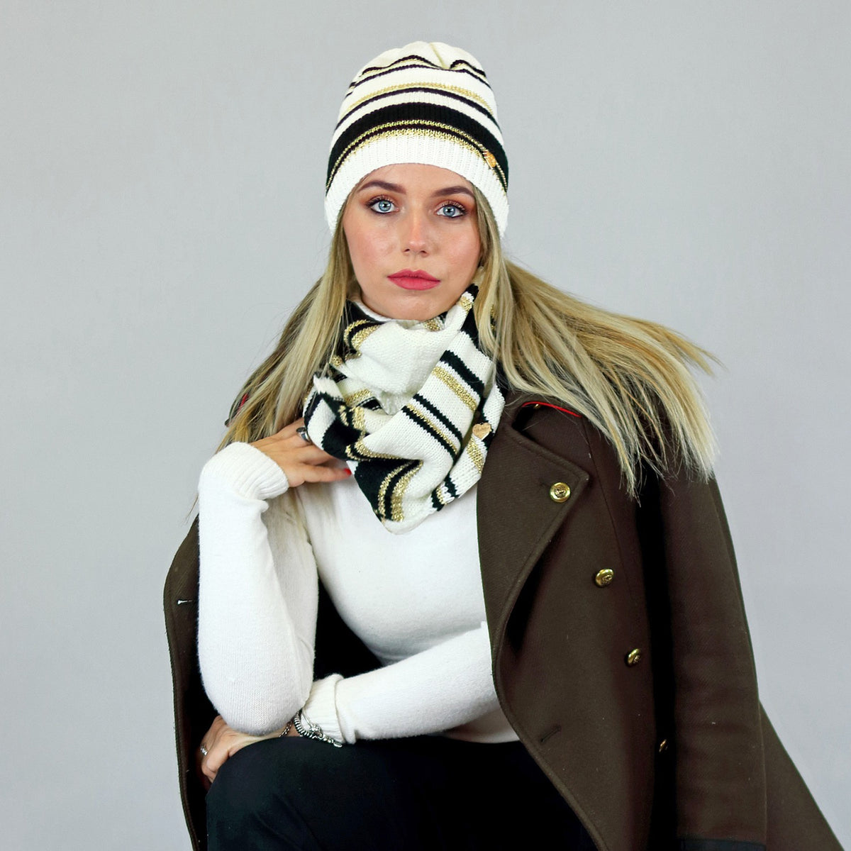 Cappello e sciarpa ad anello rigati con lurex oro