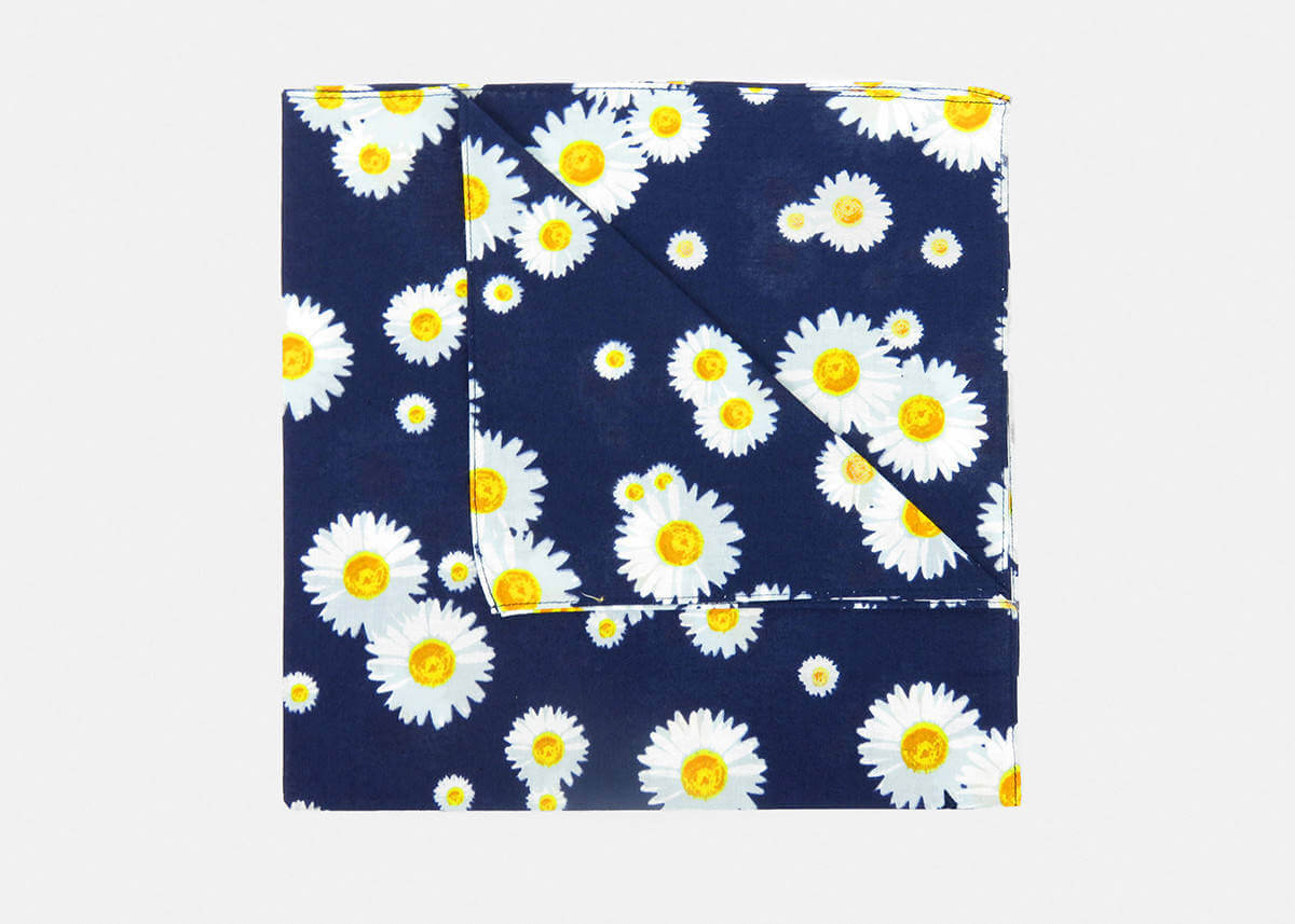 Dettaglio - Margherite - bandana di cotone con margherite stampate su fondo blu