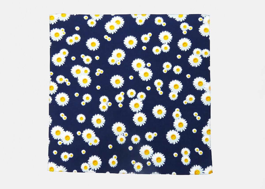Modello - Margherite - bandana di cotone con margherite stampate su fondo blu notte
