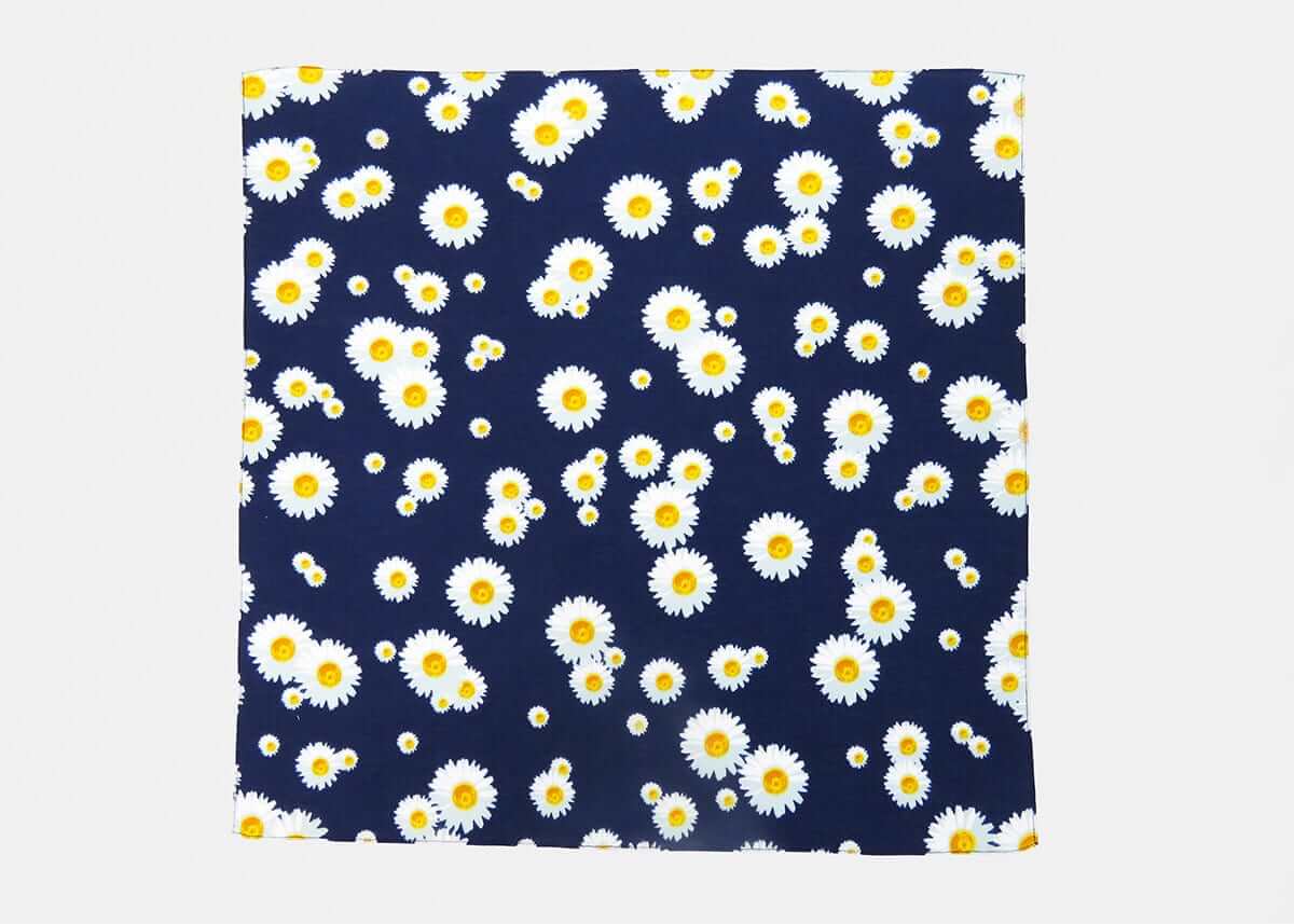 Modello - Margherite - bandana di cotone con margherite stampate su fondo blu notte