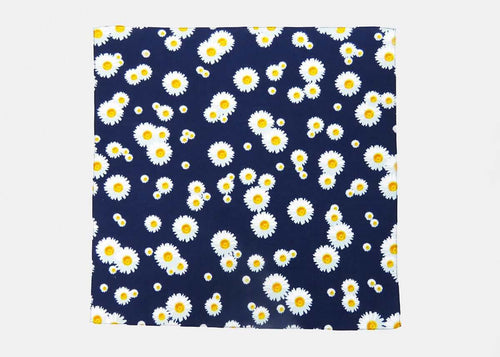 Modello - Margherite - bandana di cotone con margherite stampate su fondo blu notte