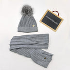 Cappello con pompon in eco-pelliccia e sciarpa con file di strass flat lay