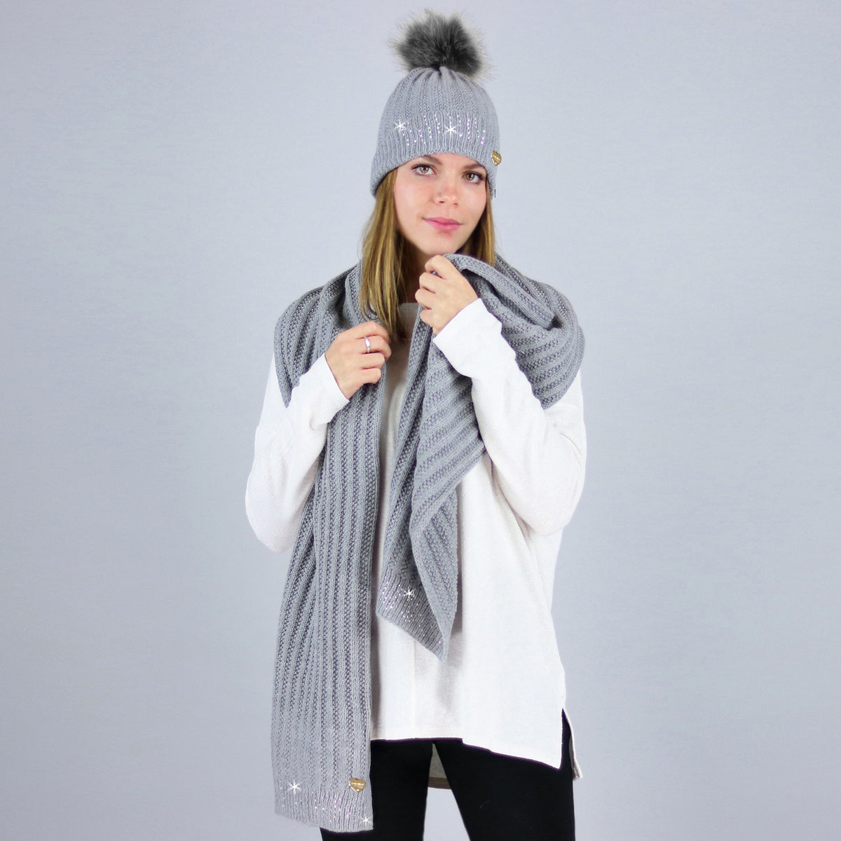 Cappello e sciarpa da donna file di strasse pompon eco-pelliccia - Colombo Milano 1911 - grigio modella