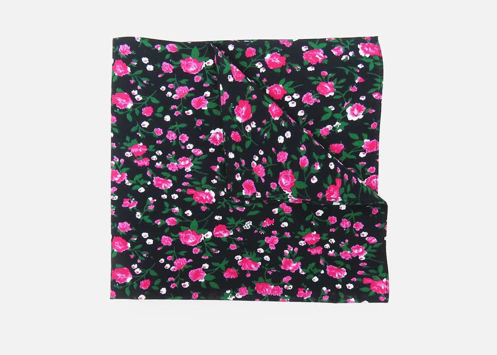 Dettaglio - Roselline - bandana di cotone con roselline stampate su fondo nero