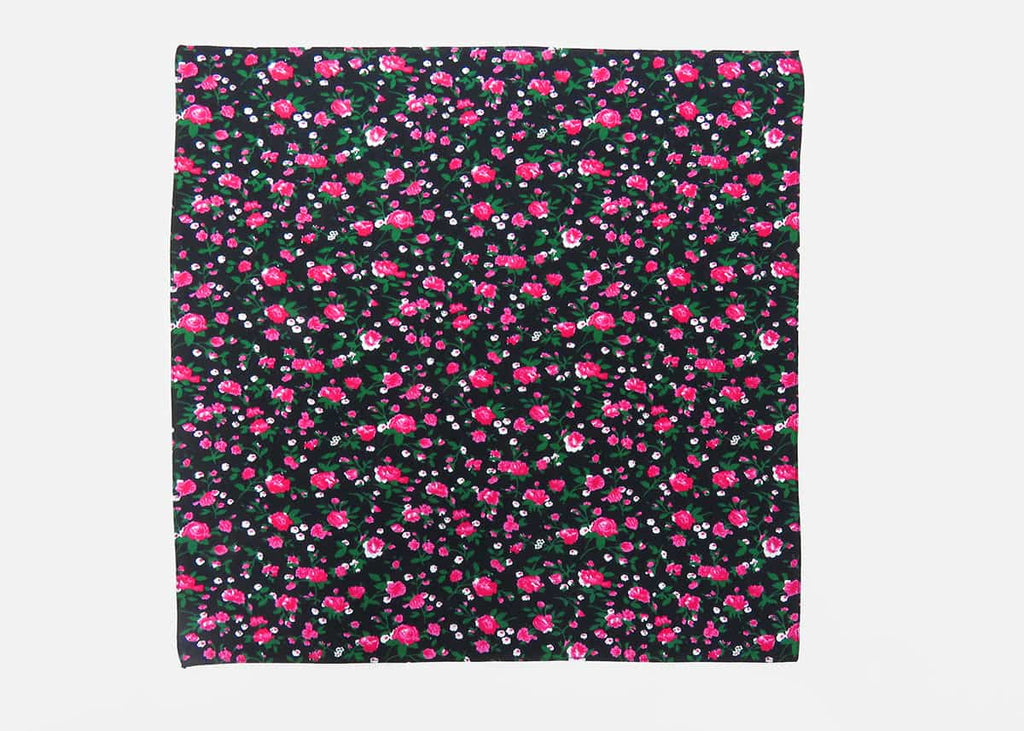 Modello - Roselline - bandana di cotone con roselline stampate su fondo nero