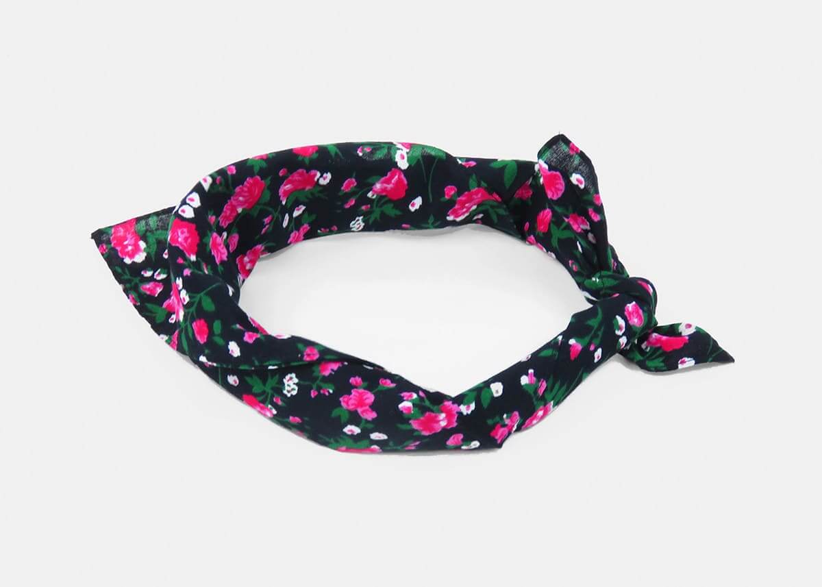 Arrotolata - Roselline - bandana di cotone con roselline stampate su fondo nero