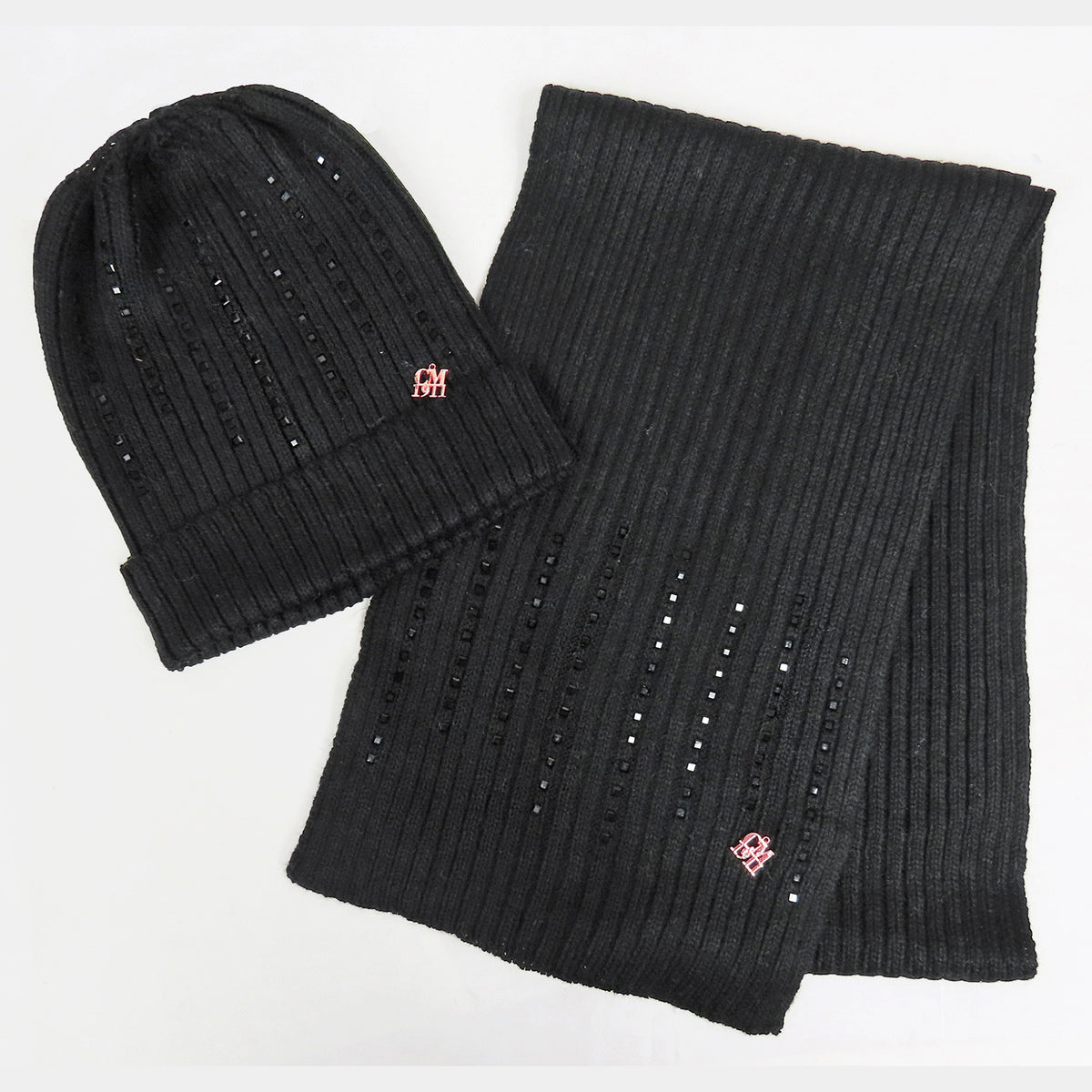 Cappello e sciarpa neri con borchiette - 5/11a flat lay