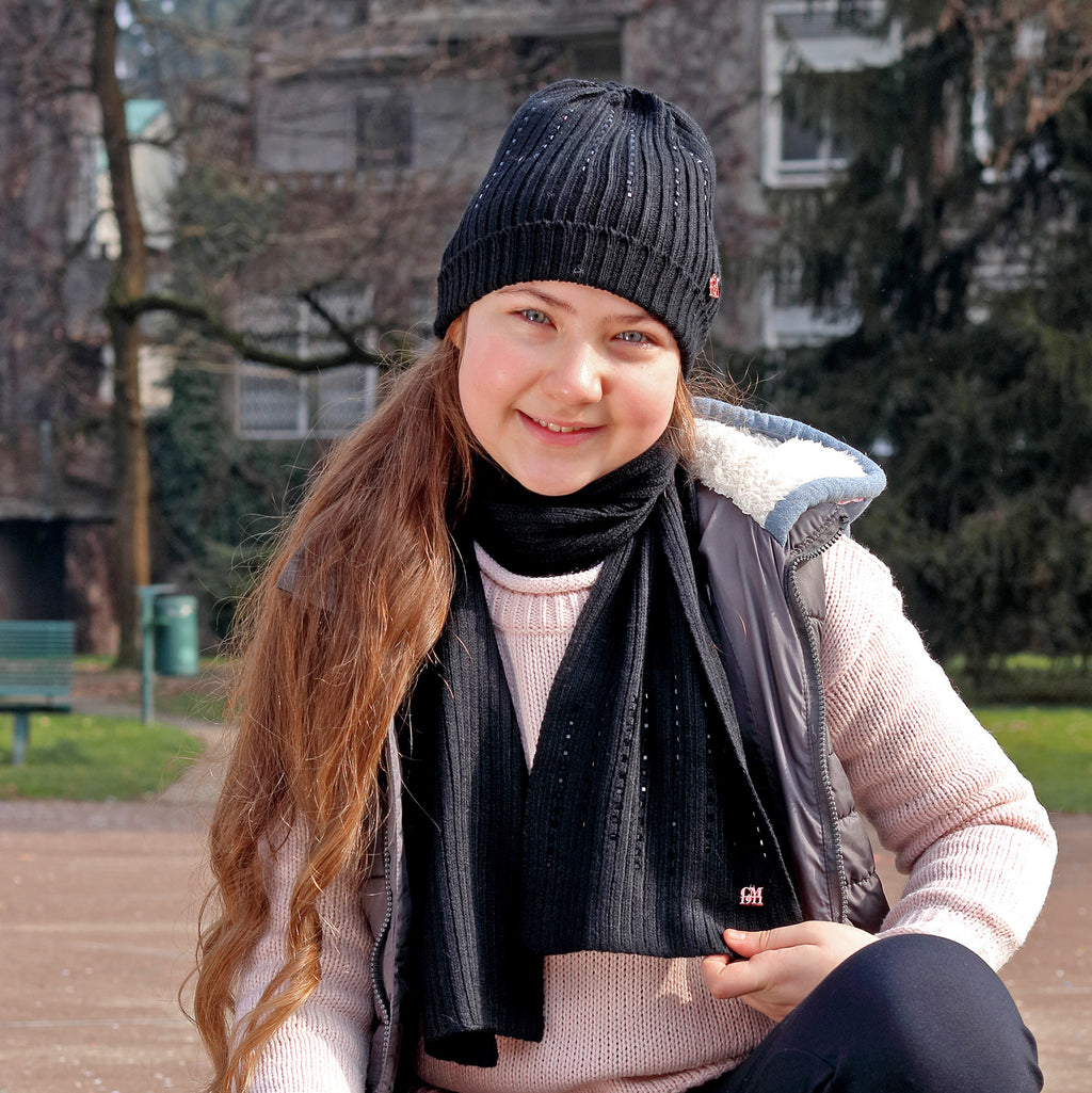 Cappello e sciarpa neri con borchiette - 5/11a modella