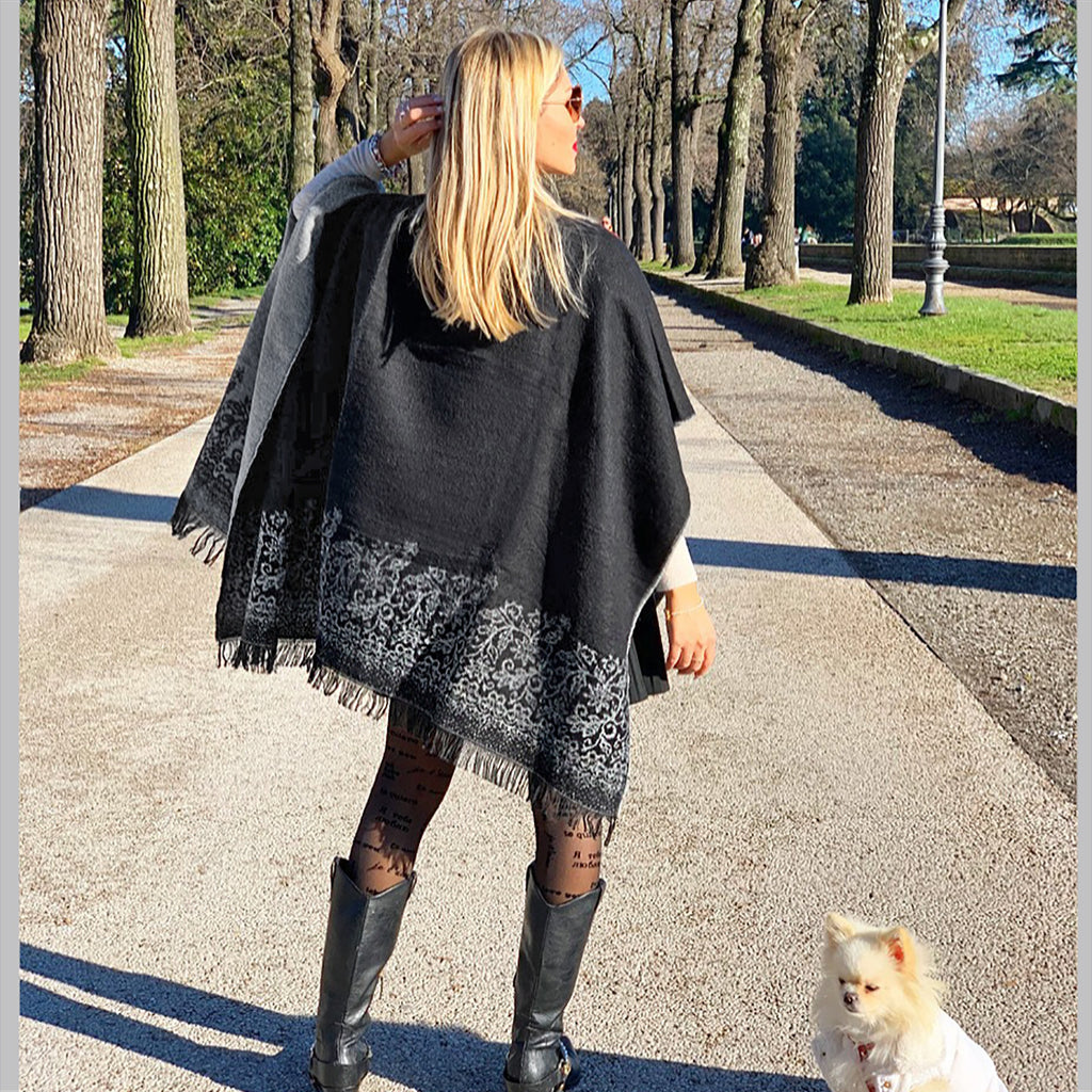 Poncho con motivo floreale - Colombo Milano 1911 modella paesaggio