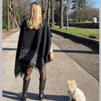 Poncho con motivo floreale - Colombo Milano 1911 modella paesaggio 2
