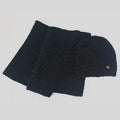 Cappello e sciarpa ad anello in filato peloso iridescente flat lay