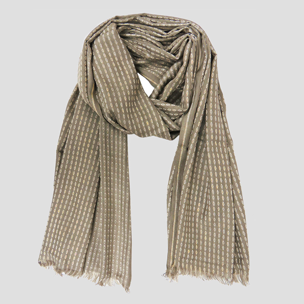 Sciarpa in viscosa jacquard con lurex in pochette regalo camel