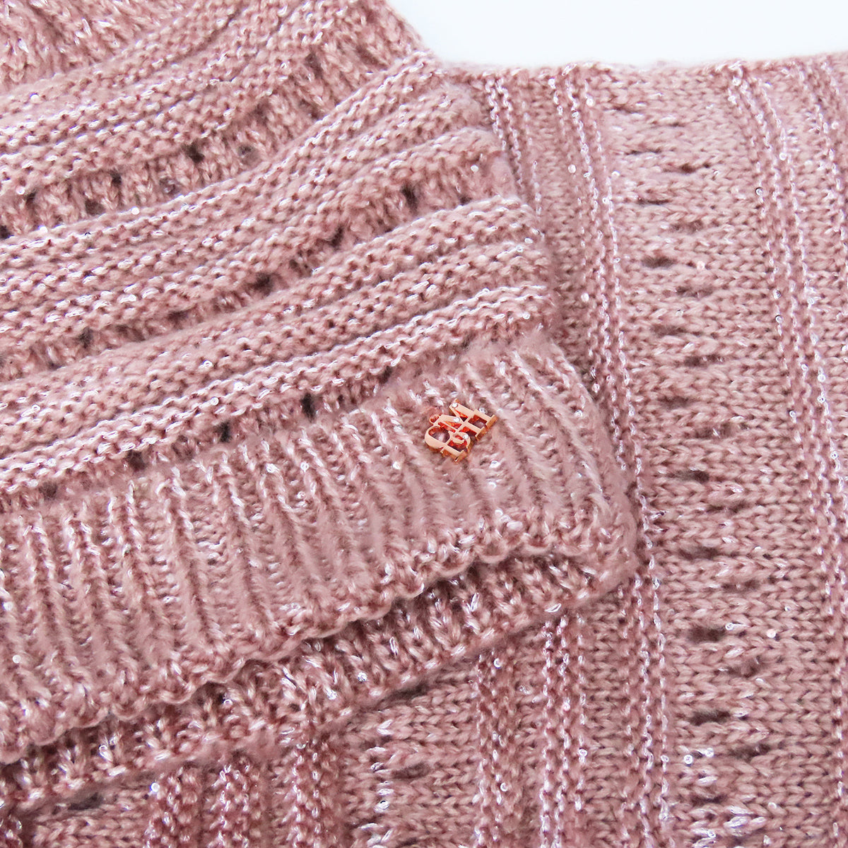 Cappello e sciarpa ad anello rosa antico con paillettes dettaglio