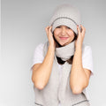Cappello e sciarpa con riga fine in lurex modella