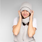 Cappello e sciarpa con riga fine in lurex modella