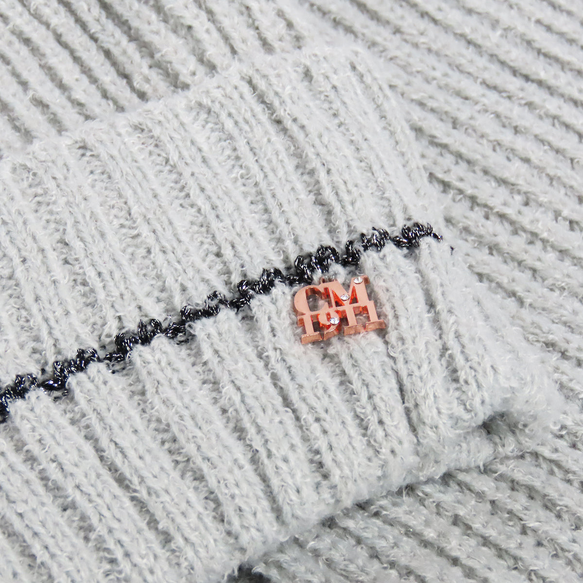 Cappello e sciarpa con riga fine in lurex dettaglio