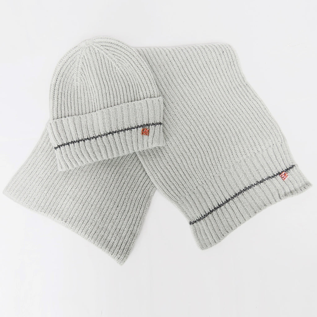 Cappello e sciarpa con riga fine in lurex