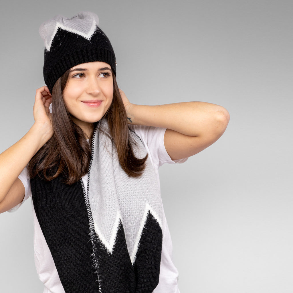 Cappello e sciarpa ad anello zig zag modella