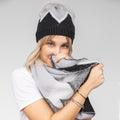 Cappello e sciarpa ad anello zig zag modella 2
