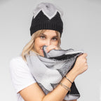 Cappello e sciarpa ad anello zig zag modella 2