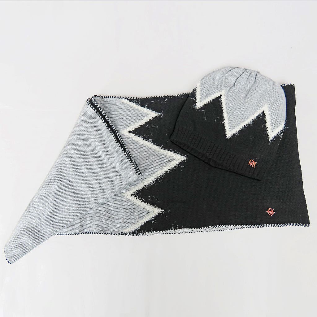 Cappello e sciarpa ad anello zig zag flat lay