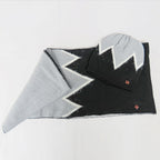 Cappello e sciarpa ad anello zig zag flat lay